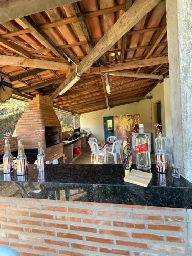 - une cuisine avec un comptoir et des bouteilles dans l'établissement Sitio Aconchego, à Mariana