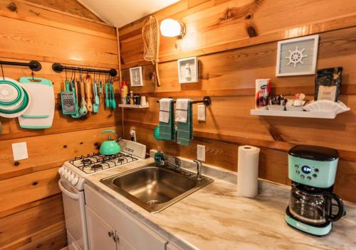 eine Küche mit einer Spüle und einem Herd in der Unterkunft Big Blue Lake Cottages, LLC - Cottage #5 in Holton
