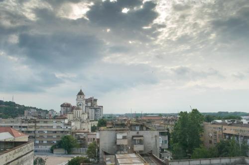 een uitzicht op een stad onder een bewolkte hemel bij Meli apartman in Smederevo