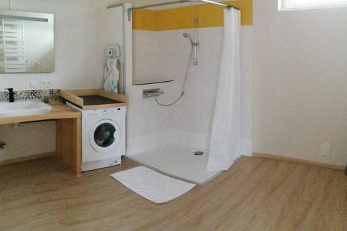 une salle de bain avec douche et machine à laver dans l'établissement Les écuries du Mesnil aux Moines, à Osmoy-Saint-Valery