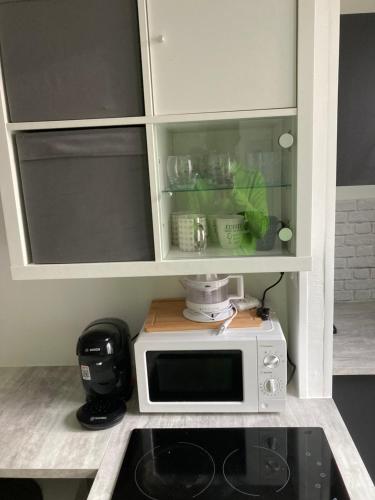 une cuisine avec un micro-ondes et un plan de travail dans l'établissement Appartement Paris 17, à Paris