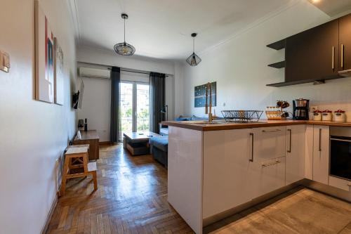 The Acropolis Hideaway 2-BDR APT next to Metro