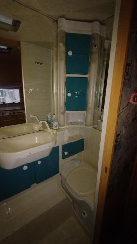 y baño con lavabo y aseo. en Wildcamp Resort Masseria la Murgia Unterkunft in einem Wohnwagen, en Rimbach