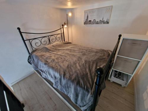 - une chambre avec un lit et du parquet dans l'établissement Plage à 100 m - Appart Moderne !, à Bretignolles-sur-Mer