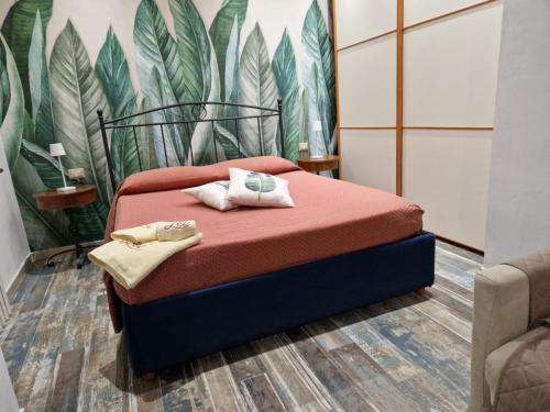 ein Schlafzimmer mit einem Bett mit zwei Handtüchern darauf in der Unterkunft Casa Marx in Sedriano