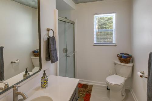 een badkamer met een toilet, een wastafel en een spiegel bij Rustic Whitwell Home with Grill, Near State Parks! in Whitwell