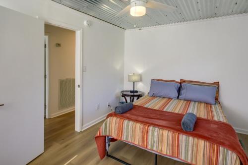 een slaapkamer met een groot bed met blauwe kussens bij Rustic Whitwell Home with Grill, Near State Parks! in Whitwell