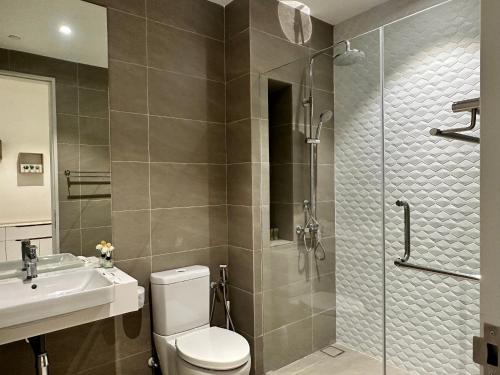 y baño con ducha, aseo y lavamanos. en Quill Suites KLCC en Kuala Lumpur