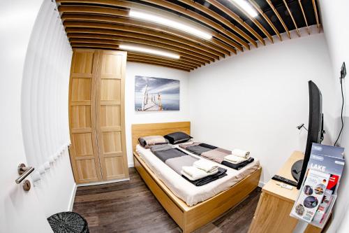 um quarto com uma cama num quarto em Victoria Suites em Siófok