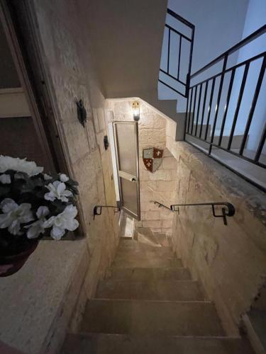 una escalera en un edificio con espejo y flores en Sliema's Seaside Charmer, en Sliema