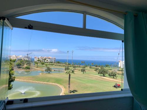 uma janela com vista para um campo de golfe em ASILAH MARINA GOLF em Asilah