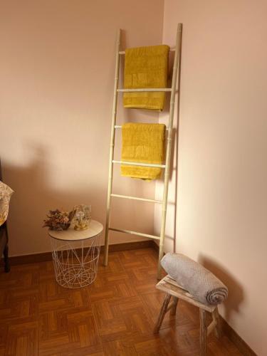 een kamer met een ladder met handdoeken aan de muur bij Home Thomas in Lombada dos Marinheiros