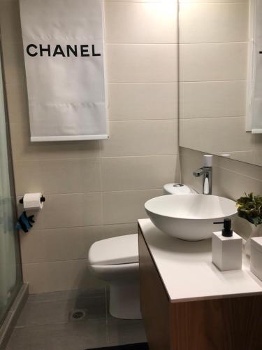 bagno con lavandino, servizi igienici e specchio di The excellent home ad Atene