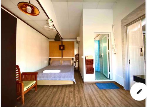 1 dormitorio con 1 cama y 1 silla en Doctor home stay 23 en Hanoi