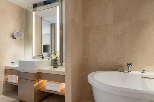 Ein Badezimmer in der Unterkunft Courtyard by Marriott Shunde Longjiang, Near Furniture Fair