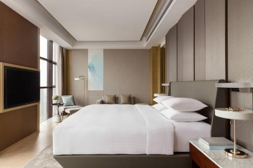 Postel nebo postele na pokoji v ubytování Courtyard by Marriott Shunde Longjiang, Near Furniture Fair