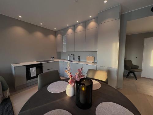 una cucina e una sala da pranzo con tavolo in una stanza di Luxury penthouse apt with amazing views a Svolvær