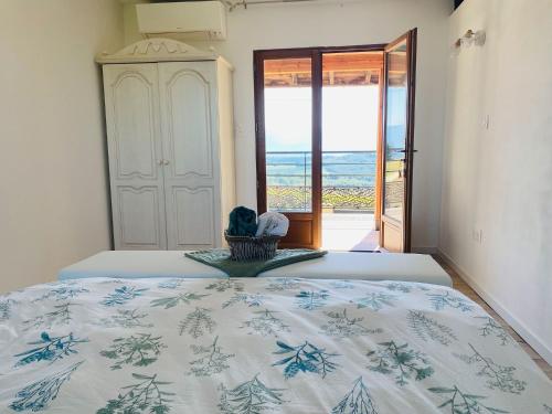 um quarto com uma cama e vista para o oceano em La Maison des Crêtes 