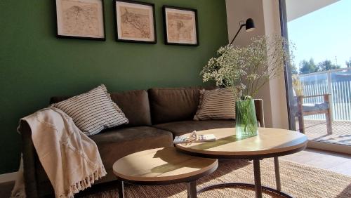 una sala de estar con un sofá y una mesa en Plażowa 108, en Grzybowo