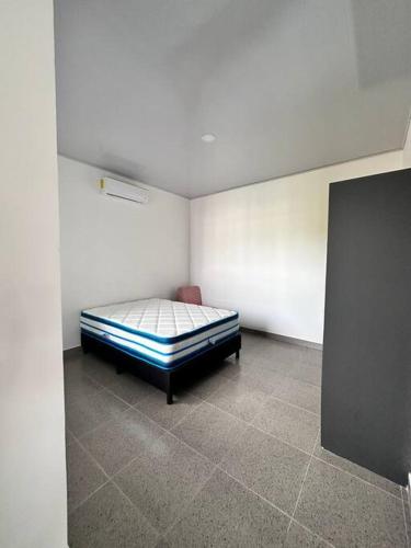 ein Schlafzimmer mit einem Bett in der Ecke eines Zimmers in der Unterkunft Loft GuanaFree 2 in Huacas