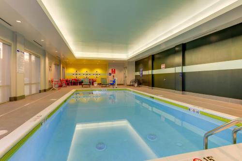 een groot zwembad in een grote kamer bij Tru By Hilton Leland Wilmington in Leland