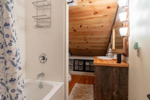 uma casa de banho com uma banheira, um WC e um lavatório. em Old World Charm em Angel Fire