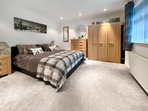 a bedroom with a bed and a closet at Downsview Cottage in Lyminster