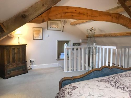 1 dormitorio con escalera y 1 cama en una habitación en Garden Cottage en Helmsley