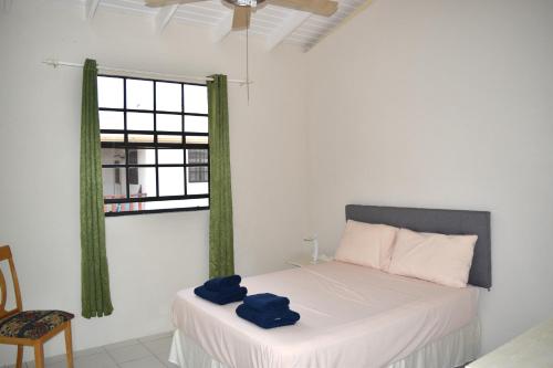 ein Schlafzimmer mit einem Bett mit blauen Handtüchern darauf in der Unterkunft Coastal View 7 Apartments in Christchurch