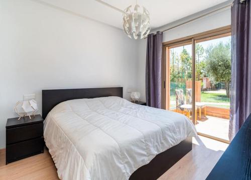 - une chambre avec un grand lit et une grande fenêtre dans l'établissement L’Unique appartement Z. Coralia, à Marrakech