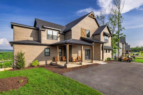 ein großes Haus mit Auffahrt in der Unterkunft NEW! Luxury Lakefront Lodge 2 - RESORT Pool/Hot Tub - FREE amenities in Kimberling City