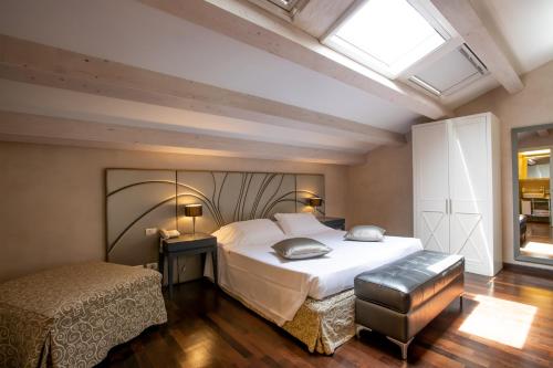Un dormitorio con una gran cama blanca y una ventana en De Stefano Palace Luxury Hotel, en Ragusa