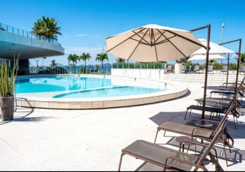 uma piscina com cadeiras e um guarda-sol em Hotel Nacional Rio de Janeiro no Rio de Janeiro