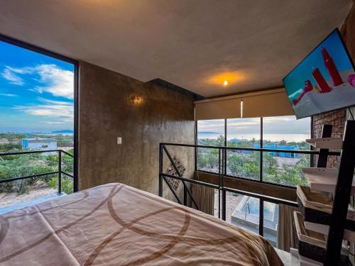 1 dormitorio con cama y ventana grande en Amazing 1br loft at La Ventana pool and Best views!, en El Sargento