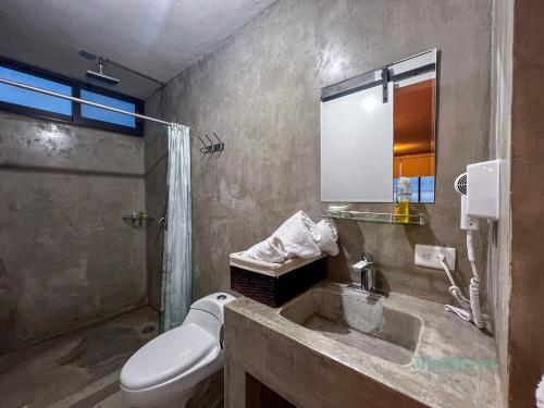 y baño con lavabo y aseo. en Amazing 1br loft at La Ventana pool and Best views!, en El Sargento