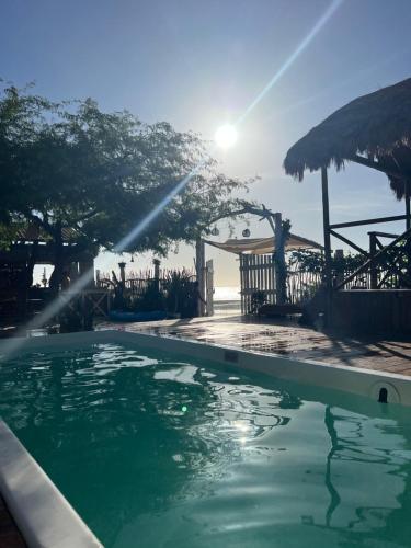 uma piscina com sol ao fundo em Solita beach bungalow - kite spot em Macau