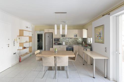 Kesariani's Family Luxury 2 bedrooms near center 50m busstop,300m busstop Acropolis