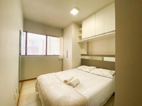 a bedroom with a large bed with white sheets at Ao lado do Metrô e Shopping (1Qto) in Brasilia