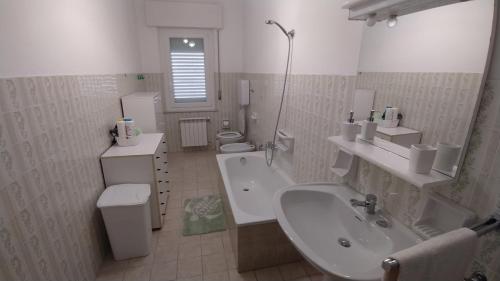Amelia Sweet Home - Farindola في Farindola: حمام مع حوض وحوض استحمام ومرحاض