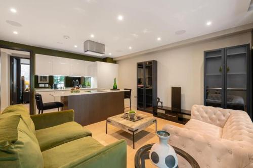 Zona d'estar a Battersea Luxury Apartment, Private, Independent Entrance, Central