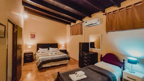 a bedroom with two beds in a room with at KAKAN cómodo apartamento 1 dormitorio in Cafayate