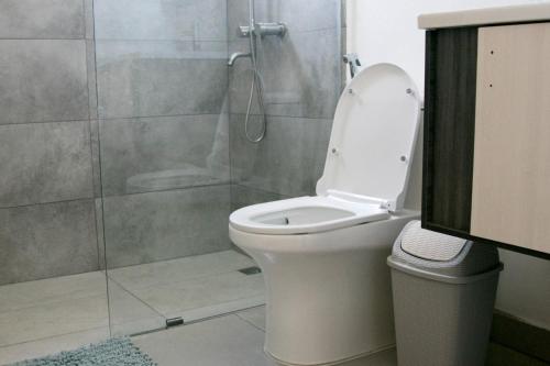 uma casa de banho com um WC e um chuveiro em Sunset Apartment D em San Felipe de Puerto Plata