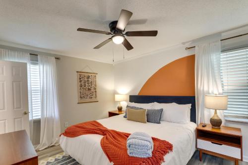 1 dormitorio con 1 cama y ventilador de techo en Summerville Vacation Rental 4 Mi to Downtown! en Summerville