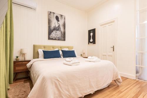 1 dormitorio con 1 cama grande y toallas. en Fliphaus Ugarteche 3300 - 1 Bd Palermo Chico en Buenos Aires