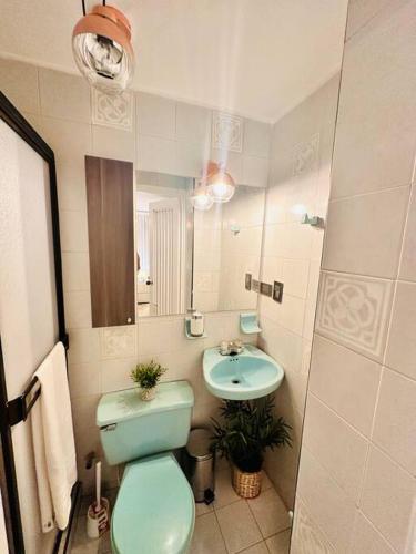 a bathroom with a green toilet and a sink at hermoso aparta estudio nórdico in Cali