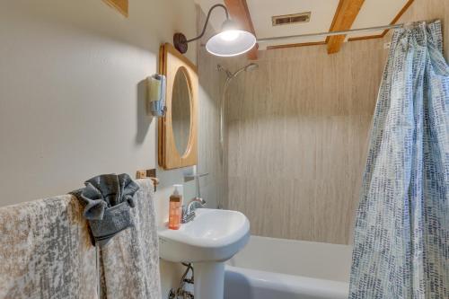een badkamer met een wastafel, een toilet en een douche bij Pet-Friendly Cabin with Fire Pit, Grill, and Trail! in Big Bear Lake