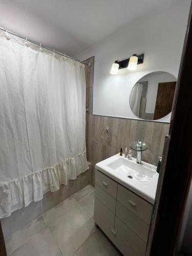 Ένα μπάνιο στο Hermoso departamento