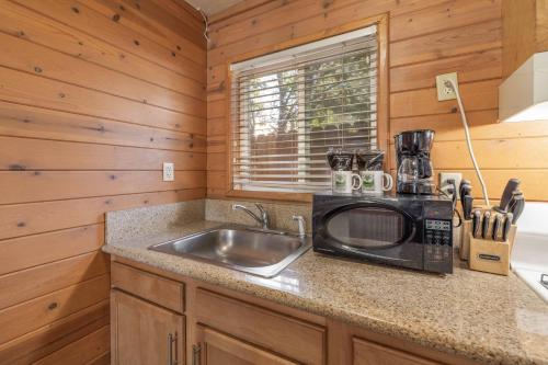 eine Küche mit Spüle und Mikrowelle in der Unterkunft Bear Creek Resort in Big Bear Lake