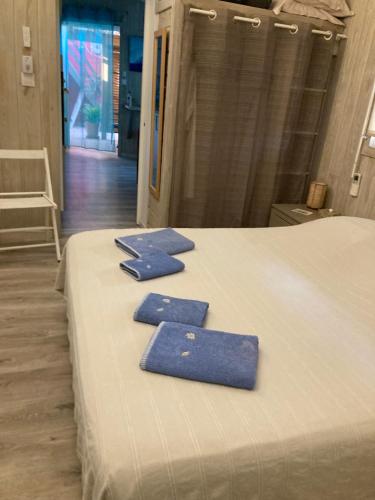 Ένα ή περισσότερα κρεβάτια σε δωμάτιο στο Les pieds dans l'eau face au lagon - Le Bel Instant