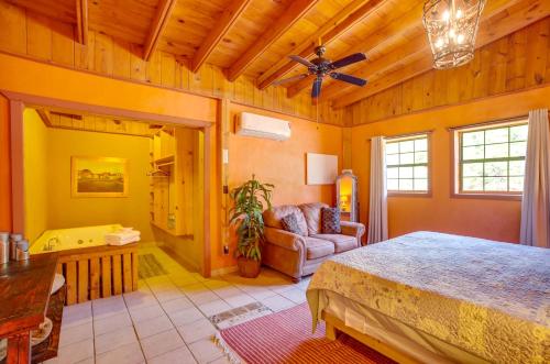 um quarto com uma cama e um sofá num quarto em Sam Rayburn Vacation Rental about 3 Mi to Boat Ramp! em Brookeland